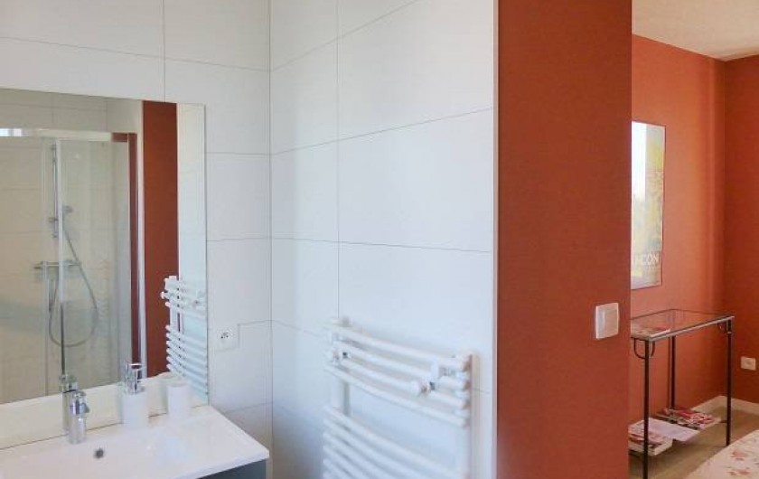Location de vacances - Appartement à Fontain - Salle de bain attenante à la chambre du RDC