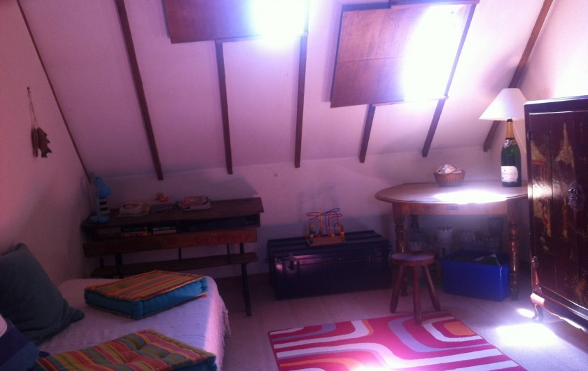 Location de vacances - Mas à Sainte-Marine - vue d'un coté du Dortoir; de l'autre il y a deux lits simples
