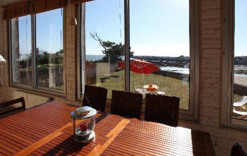 Location de vacances - Villa à Pornichet - Véranda prolongeant le séjour avec vue sur la Baie de La Baule et port