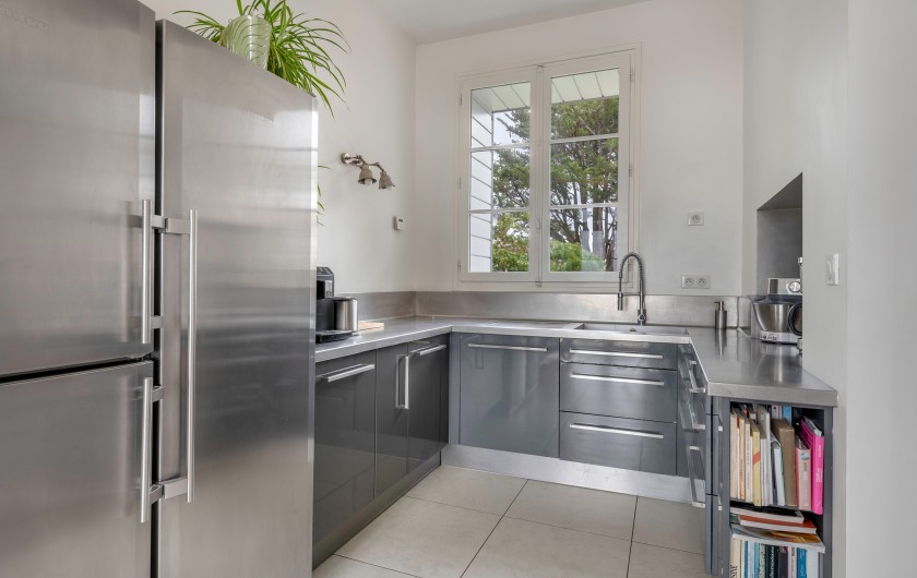 Location de vacances - Villa à Pornichet - Cuisine 2 avec vue sur mer et sortie sur terrasse face mer