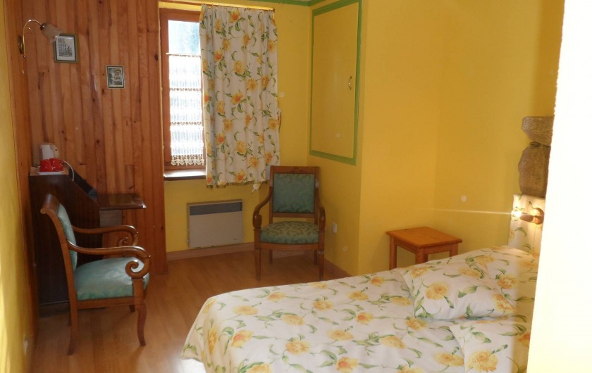 Location de vacances - Chambre d'hôtes à Plouguiel - Goelands: 1 lit double séparable en 2 lits simples, salle d'eau et wc