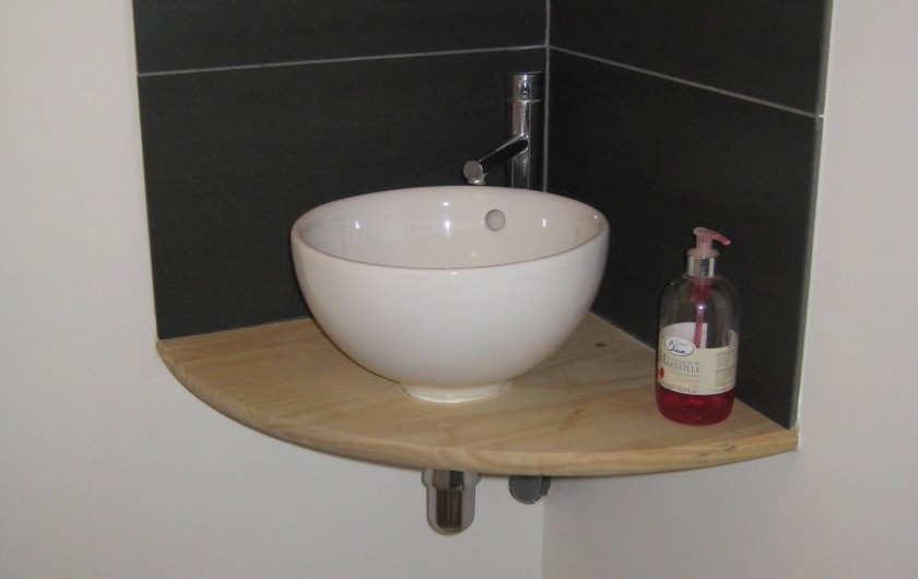 Location de vacances - Appartement à Courthézon - coin wc avec lave mains