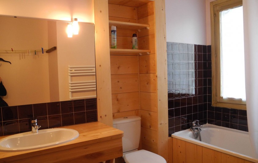 Location de vacances - Appartement à Mijoux - salle de bain