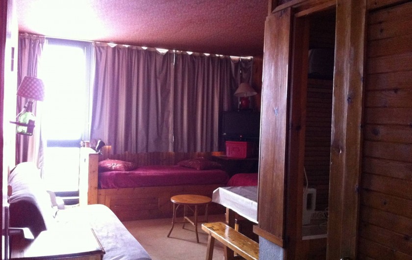 Location de vacances - Appartement à Super Besse - clic-clac double, baie vitrée vers balcon, lit, TV, table, entrée cuisine