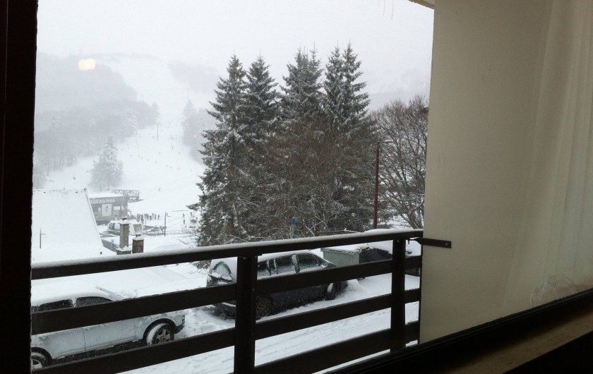 Location de vacances - Appartement à Super Besse - vue du balcon un jour de neige, vers les pistes
