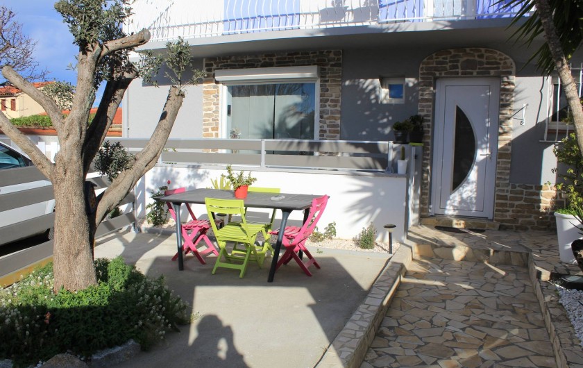 Location de vacances - Appartement à Canet-en-Roussillon - petit jardin permettant de manger  dehors