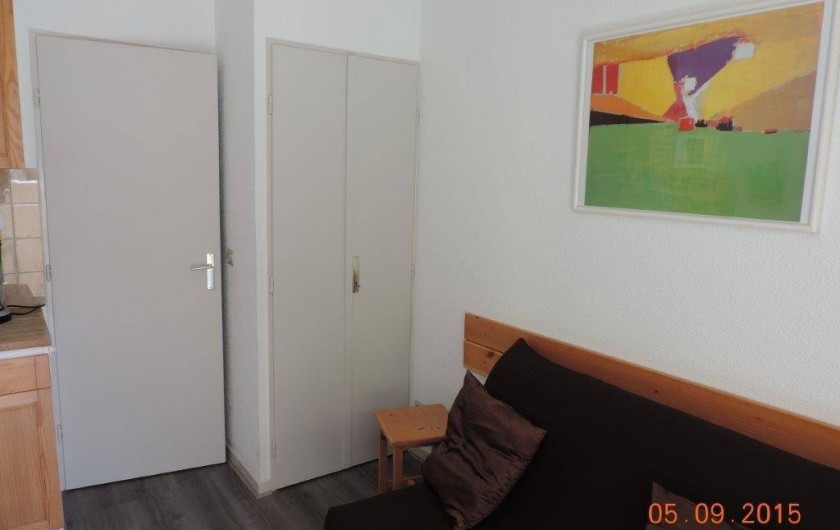 Location de vacances - Studio à Les Deux Alpes - BZ avec sur matelas confort et à gauche un placard mural avec penderie