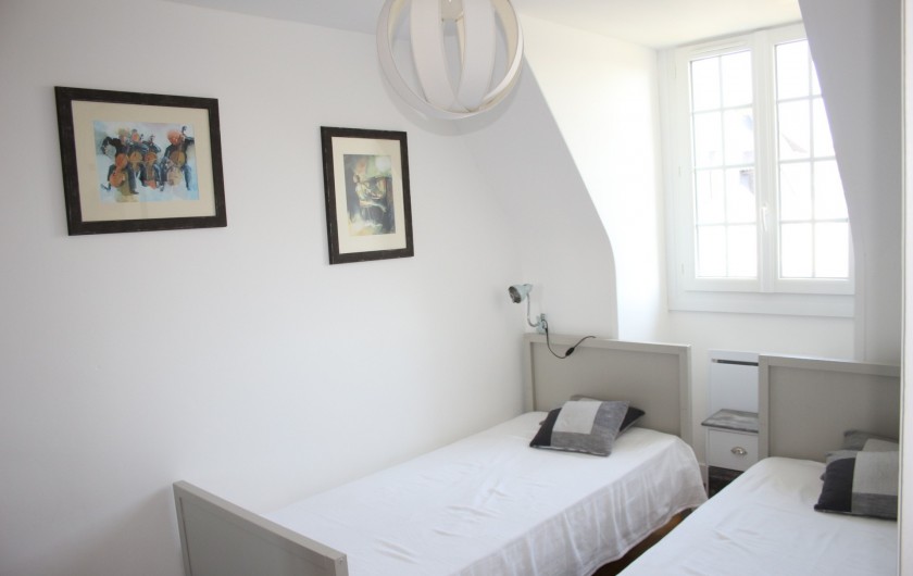 Location de vacances - Appartement à Saint-Malo - La chambre coté jardin