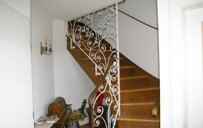 Location de vacances - Appartement à Thannenkirch - escalier très large pour le          deuxième étage "LE SAPIN"