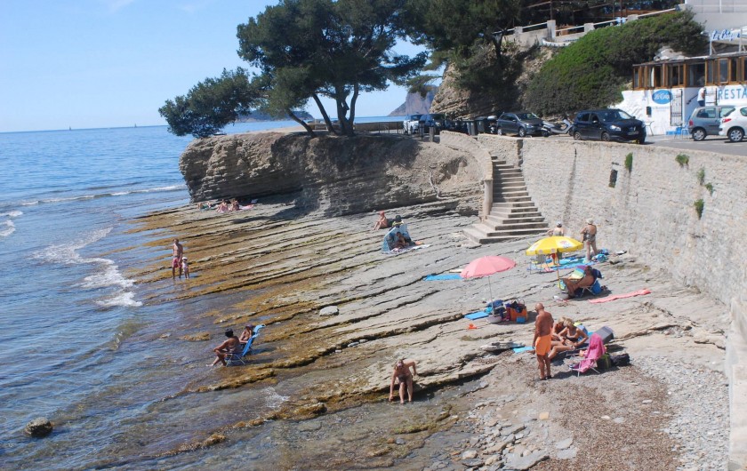 Location de vacances - Appartement à La Ciotat - La plage des rochers plats et lisses