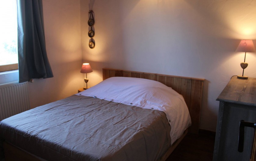 Location de vacances - Gîte à Coucouron - Chambre avec 1 lit en 140 et lits superposés en 90