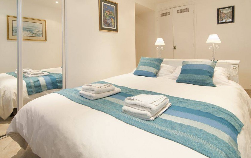 Location de vacances - Appartement à Cannes - Chambre avec lit double 1.5m avec salle de douche en suite