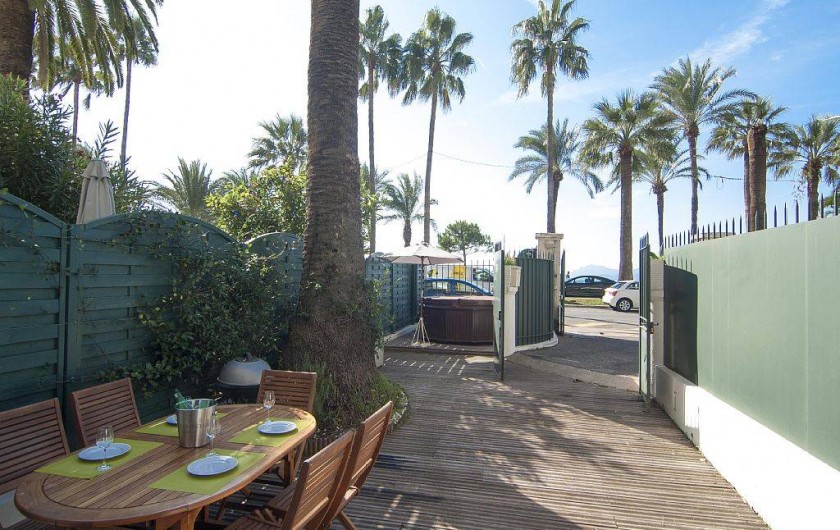 Location de vacances - Appartement à Cannes - Vue sur la Croisette du jardin