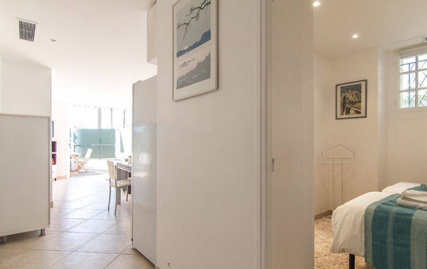 Location de vacances - Appartement à Cannes - Couloir vers les deux chambres