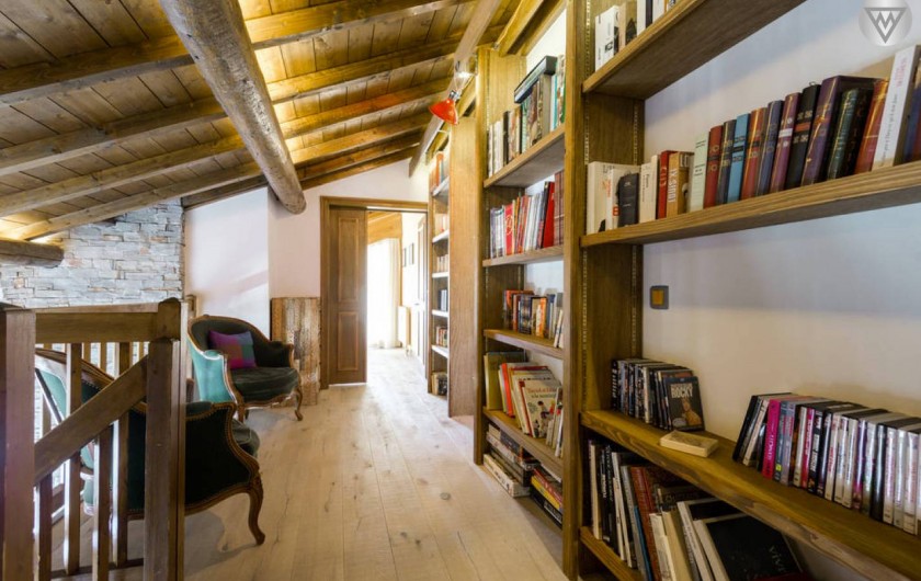 Location de vacances - Appartement à Megève - La mezzanine avec des livres et des jeux de qualité pour tous les âges