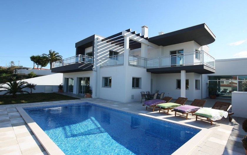 Location de vacances - Villa à São Martinho do Porto - Vue d'ensemble sur la villa et la piscine chauffée