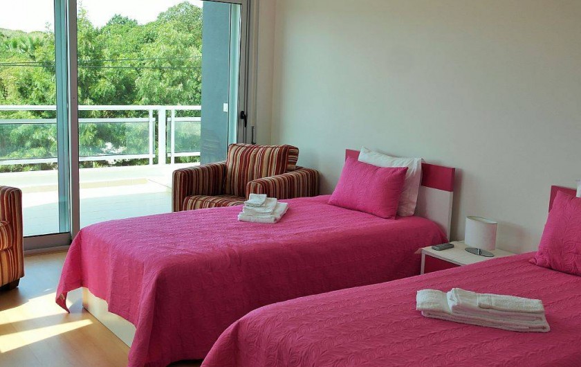 Location de vacances - Villa à São Martinho do Porto - Chambre étage, 2 lits simples + 1 lit pliant + 1 lit bébé, sdd et terrasse