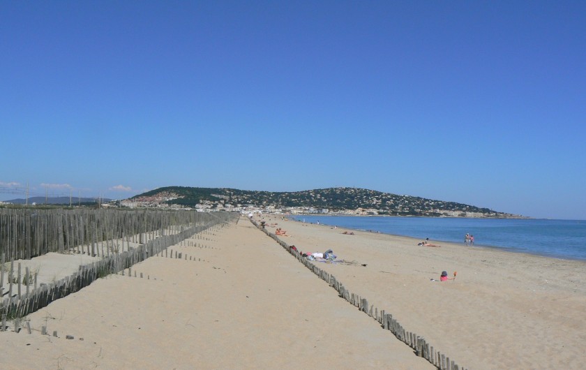 L'Escale Tranquille est située côté mer, à 5mn à pied des plages de sable