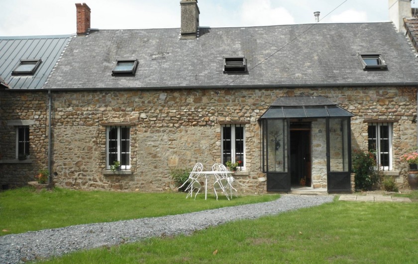 Location de vacances - Chambre d'hôtes à Saint-Patrice-de-Claids - façade de la maison, avec entrée