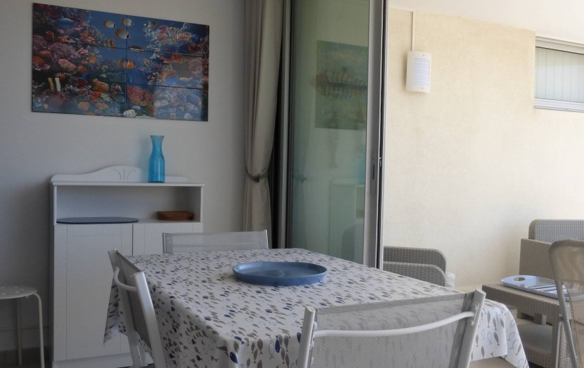 Location de vacances - Appartement à Canet-en-Roussillon - Baie vitrée repliée permettant d'ouvrir l'espace sur la terrasse.