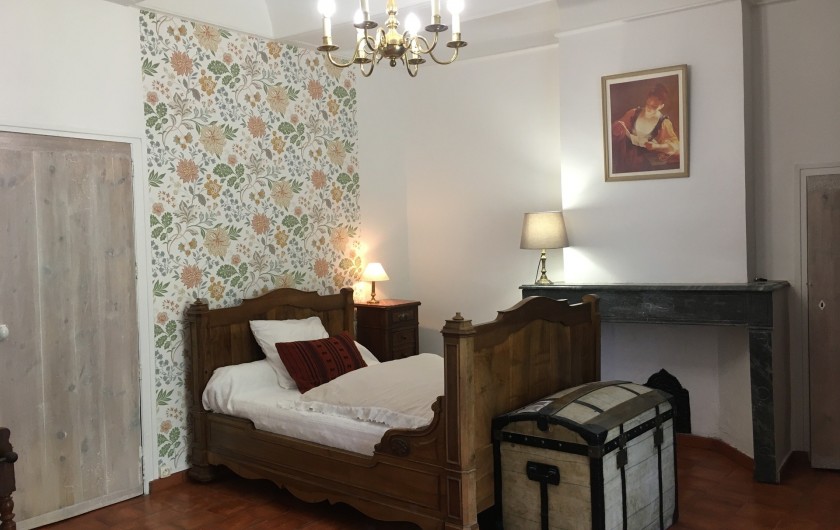 Location de vacances - Gîte à Montpeyroux - chambre deux lits une place