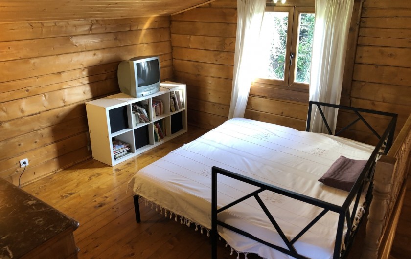 Location de vacances - Chalet à Saissac - La mezzanine avec le lit cigogne d appoint 180/200.