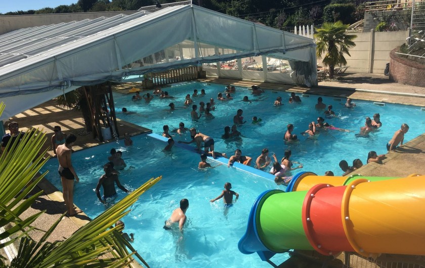 Location de vacances - Camping à Warlincourt-lès-Pas - piscine couverte chauffée découvrable avec toboggans