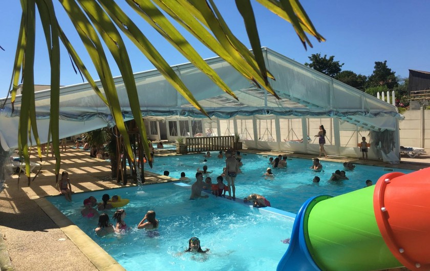 Location de vacances - Camping à Warlincourt-lès-Pas - piscine couverte chauffée découvrable avec toboggans
