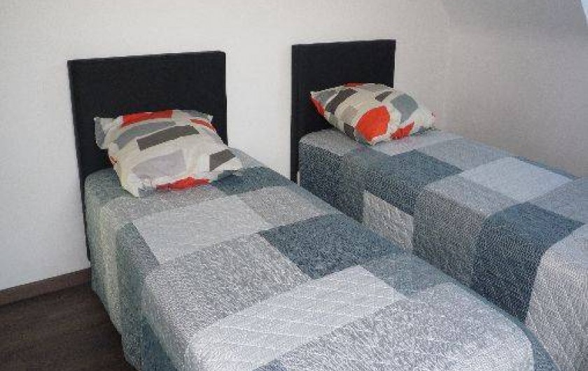 Location de vacances - Villa à Penvénan - chambre avec deux lits d'UNE PERSONNE A L'ETAGE