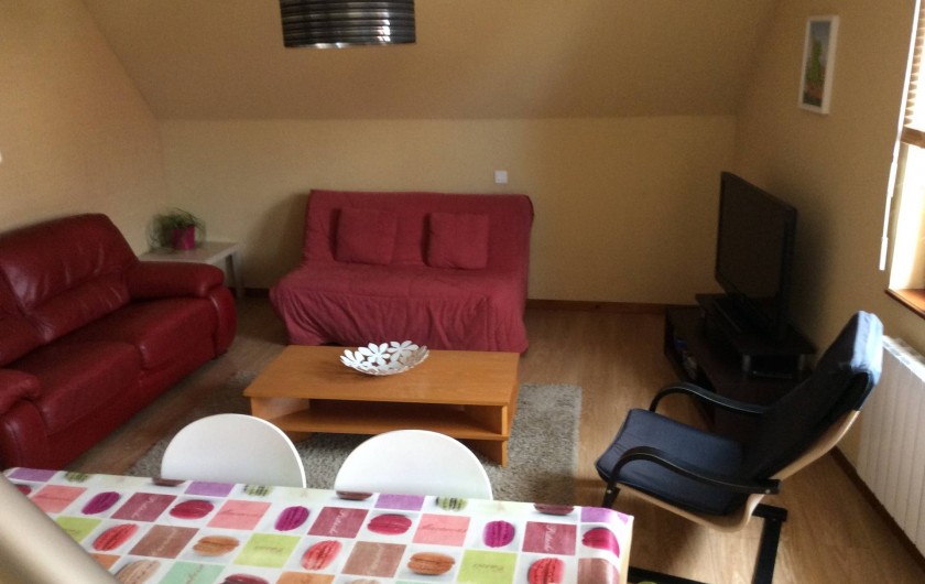 Location de vacances - Appartement à Orschwiller - Coin salon et Chambre avec le canapé lit