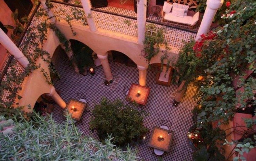 Location de vacances - Riad à Marrakech - Courtyard at sunrise