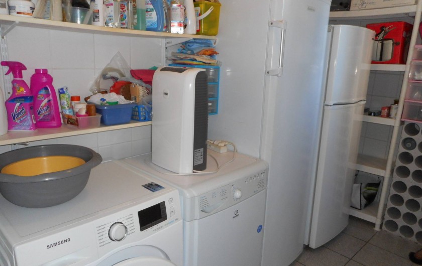 Location de vacances - Villa à Roquebrune-sur-Argens - Cellier lave-linge, sèche linge , congélateur, réfrigérateur