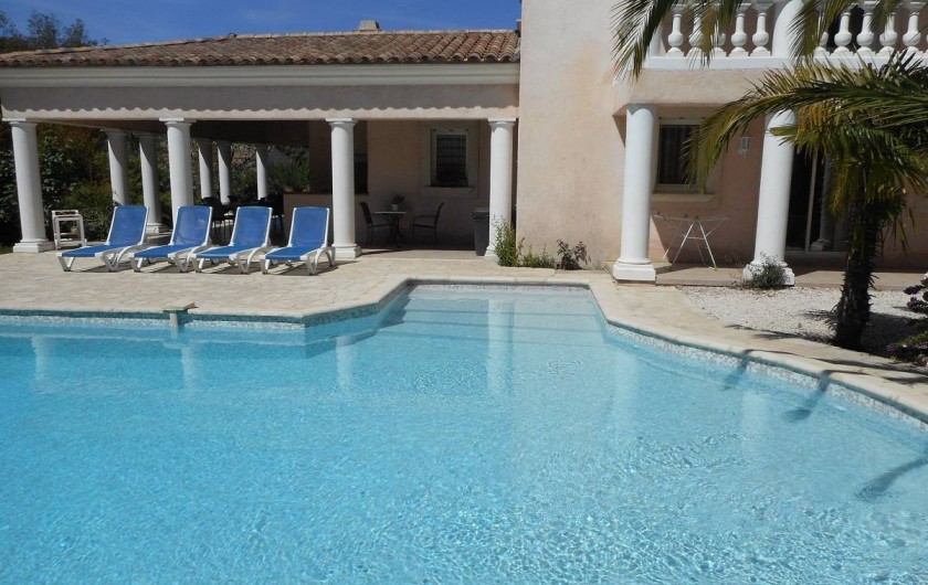 Location de vacances - Villa à Roquebrune-sur-Argens - Accès piscine grand escalier + alarme