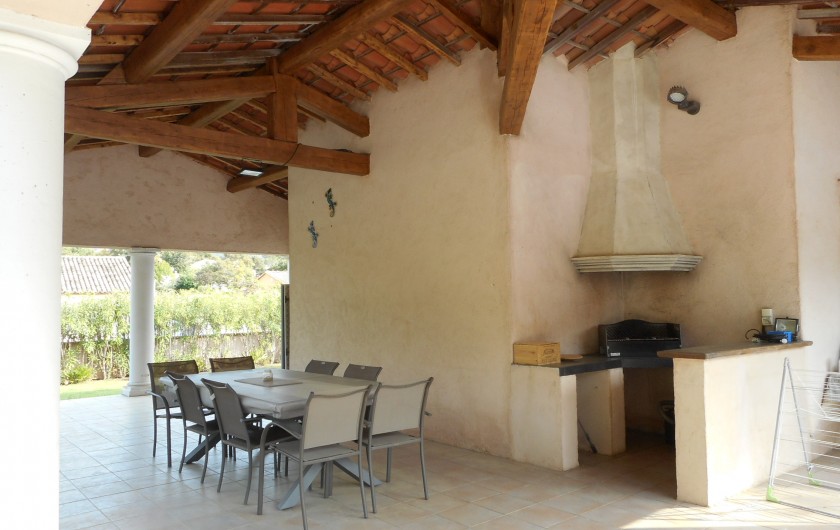 Location de vacances - Villa à Roquebrune-sur-Argens - Terrasse couverte avec plan bar  et barbecue