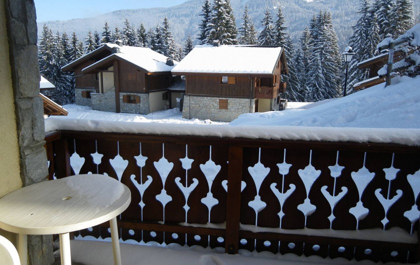 Location de vacances - Appartement à Les Carroz d'Arâches - vue de la terrasse sur chalet résidence