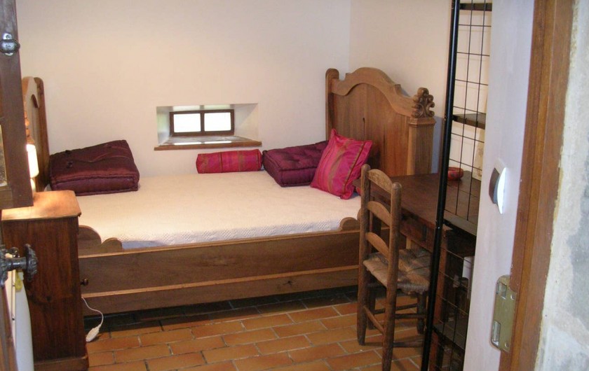 Location de vacances - Gîte à Saint-Victor-et-Melvieu - chambre 3 située dans la cour indépendante avec sa terrasse couverte