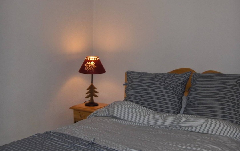Location de vacances - Appartement à Samoëns - Chambre lumineuse avec lit 2 personnes