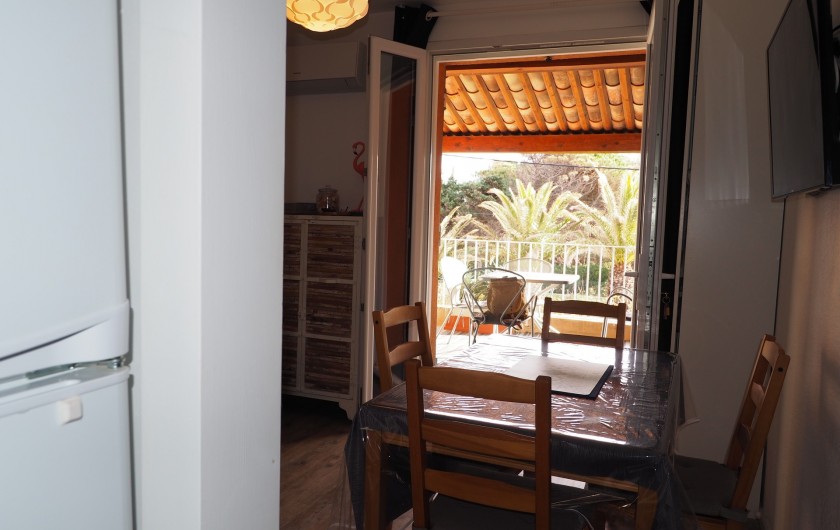 Location de vacances - Studio à Hyères - Entrée, depuis la cuisine déjà vue sur les palmiers