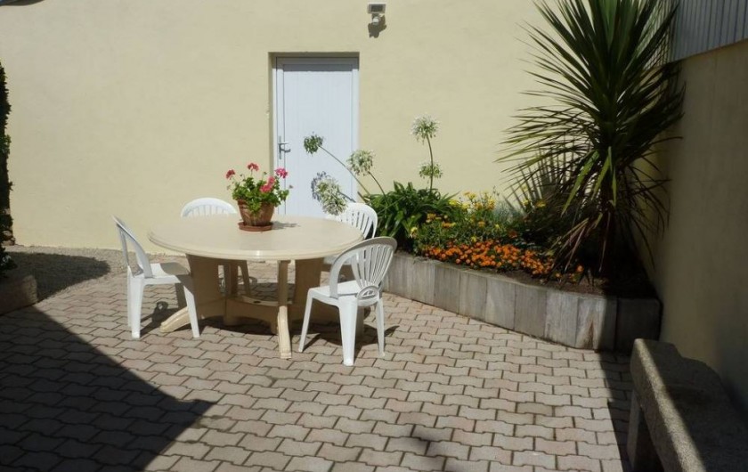 Location de vacances - Maison - Villa à Roscoff - Cour close ensoleillée avec jardinet