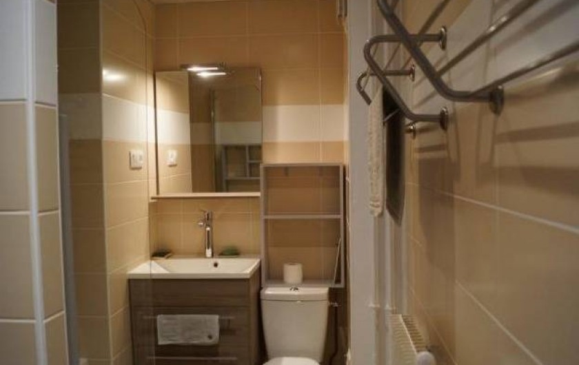 Location de vacances - Appartement à Les Angles - Salle de bains avec une cabine de douche et une baignoire avec douche
