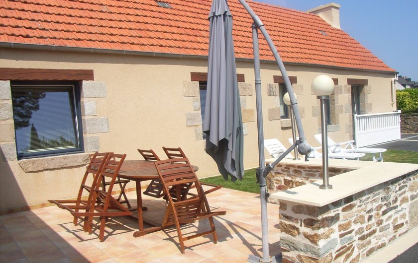 Location de vacances - Maison - Villa à Lanmeur - vue terrasse et portail