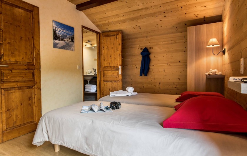 Location de vacances - Chalet à Les Menuires - Chalets-Lacuzon-chambre double avec lits jumeaux et salle d'eau