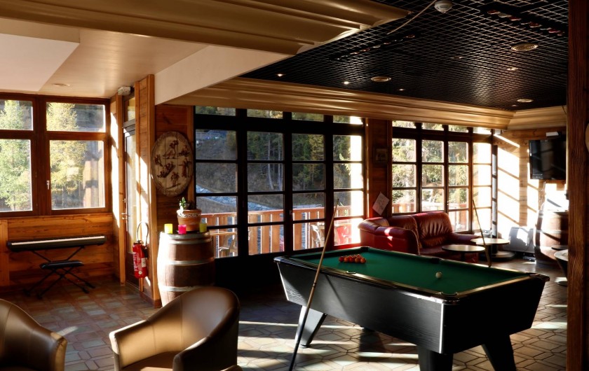 Location de vacances - Hôtel - Auberge à Lanslebourg-Mont-Cenis - L'Alpazur dispose d'un bar pour vos moments de détente.