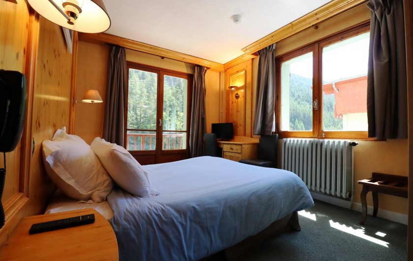 Location de vacances - Hôtel - Auberge à Lanslebourg-Mont-Cenis - Certaines chambres disposent de balcons dont certaines avec vue rivière.