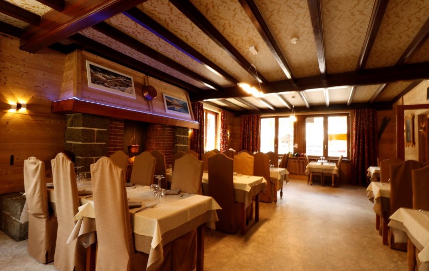 Location de vacances - Hôtel - Auberge à Lanslebourg-Mont-Cenis - L'Alpazur dispose d'un restaurant et d'une crêperie pour vous restaurer.