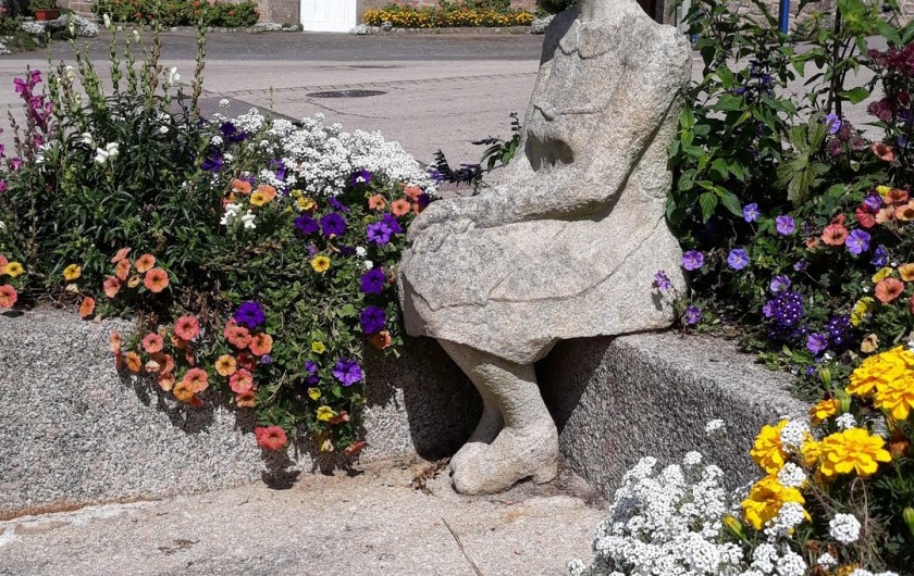 Location de vacances - Gîte à Brélès - Statue en granit au milieu du village face à l'Aber Ildut.