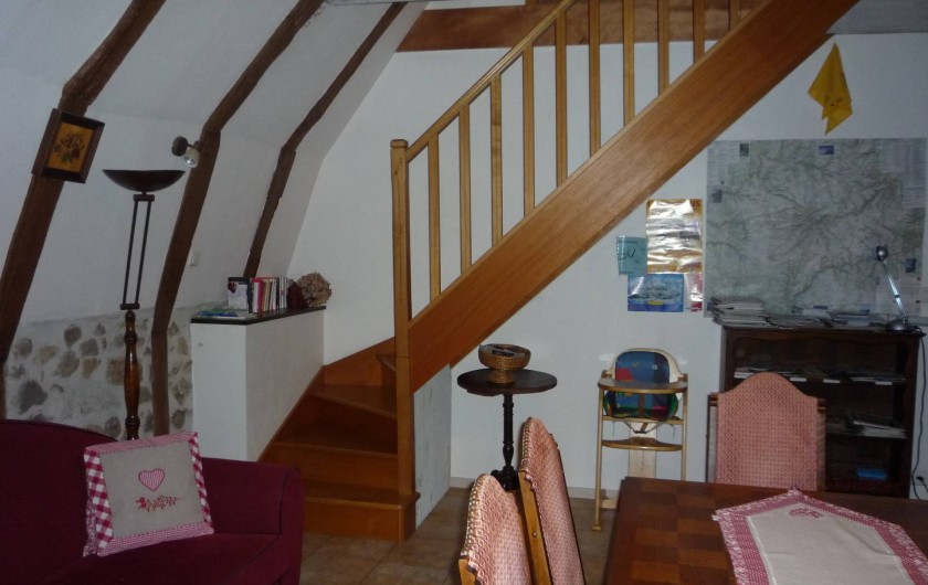 Location de vacances - Chambre d'hôtes à Saint-Martin-Cantalès - La salle commune + escalier vers les chambres