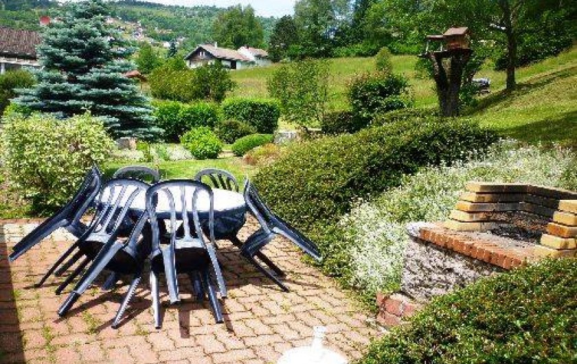 Location de vacances - Gîte à La Bresse - autre salon de jardin et barbecue