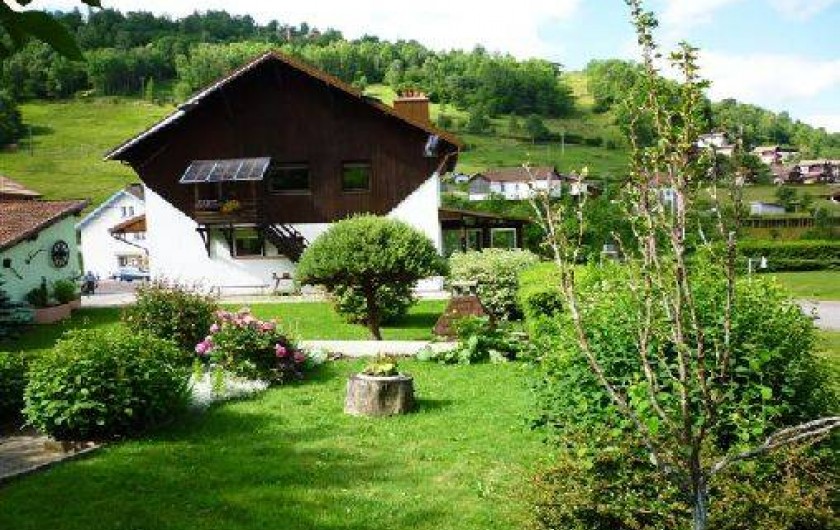 Location de vacances - Gîte à La Bresse - Jardin d'agrément avec salon de jardin et barbecue