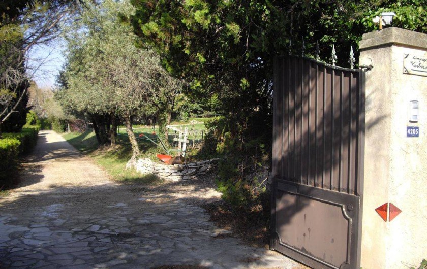 Location de vacances - Villa à Aix-en-Provence - Entrée de la propriété  ( 2hectares d'oliviers et de vignes ) .